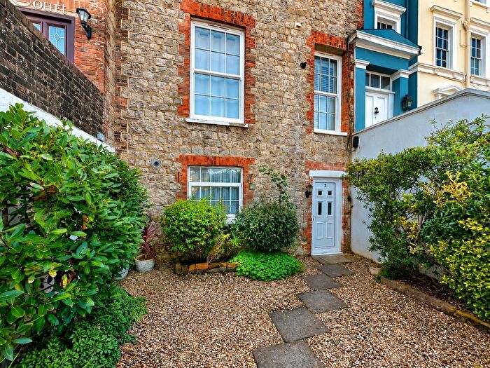 1 Bedroom Flat For Sale In Marine Parade, Hythe, CT21