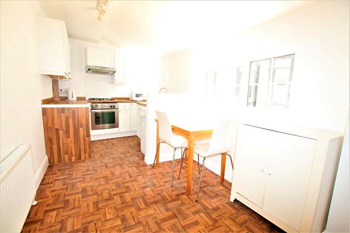 1 Bedroom Apartment For Sale In Colnbrook, SL3