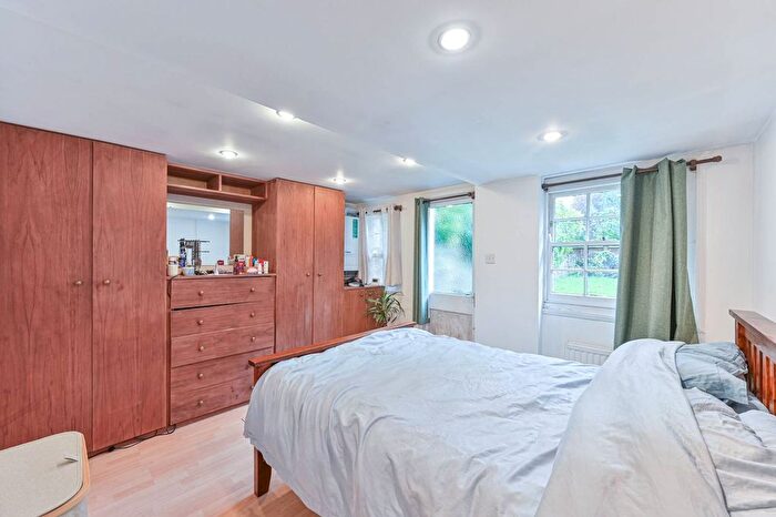 1 Bedroom Flat To Rent In Trinity Gardens, Brixton, London, SW9