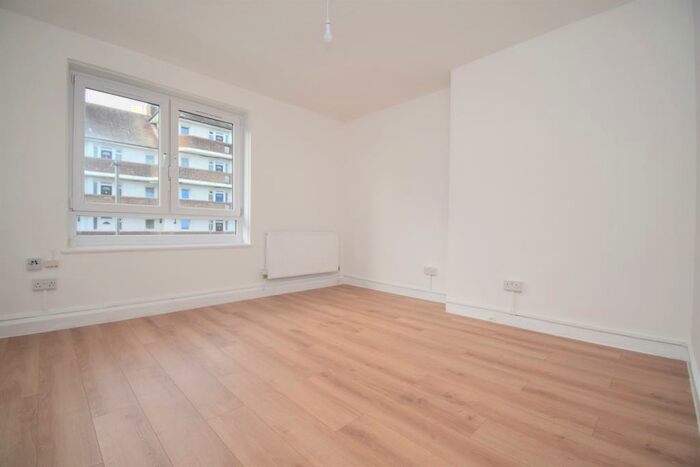 3 Bedroom Flat To Rent In Plumstead Common Road London, SE18