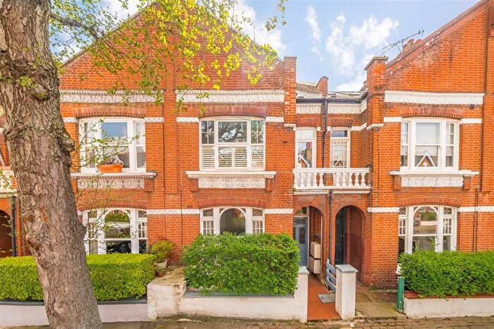3 Bedroom Flat For Sale In Dinsmore Road, Balham, SW12