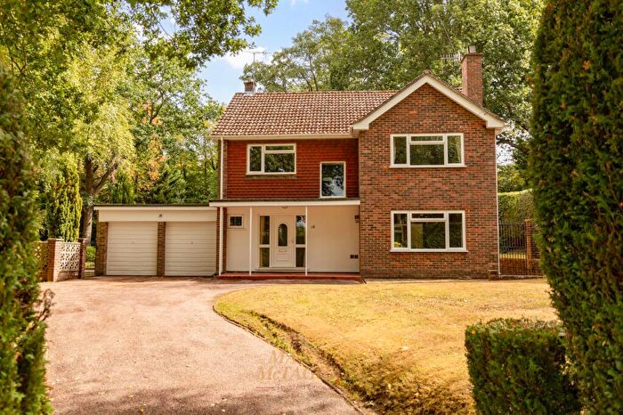 4 Bedroom Detached House For Sale In Mount Close, Crawley, RH10
