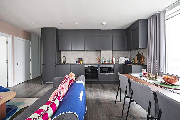 3 Bedroom Flat To Rent In Westfield Avenue, Stratford, London, E20