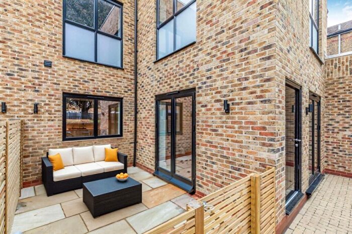 2 Bedroom House To Rent In Bredhurst Close, London, SE20