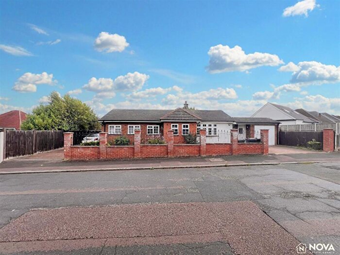 3 Bedroom Detached Bungalow To Rent In Bungalow On Locarno Avenue, LU4