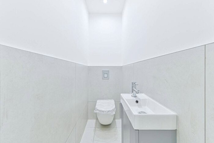 3 Bedroom Property For Sale In Kingswood Way, Sanderstead, South Croydon, CR2