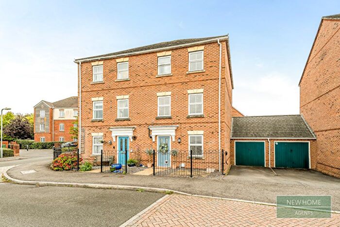 4 Bedroom Semi-detached House For Sale In Whitgift Close, Beggarwood, Basingstoke, RG22