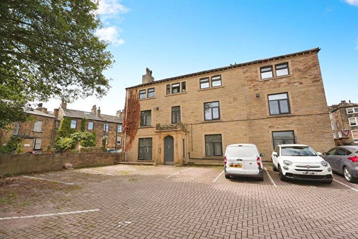 2 Bedroom Apartment For Sale In Balmoral Place, Halifax, HX1