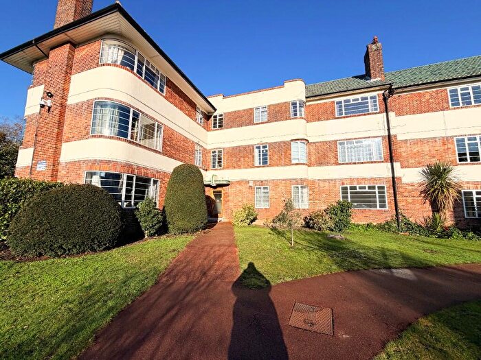 2 Bedroom Flat To Rent In Woodford Road, London, E18