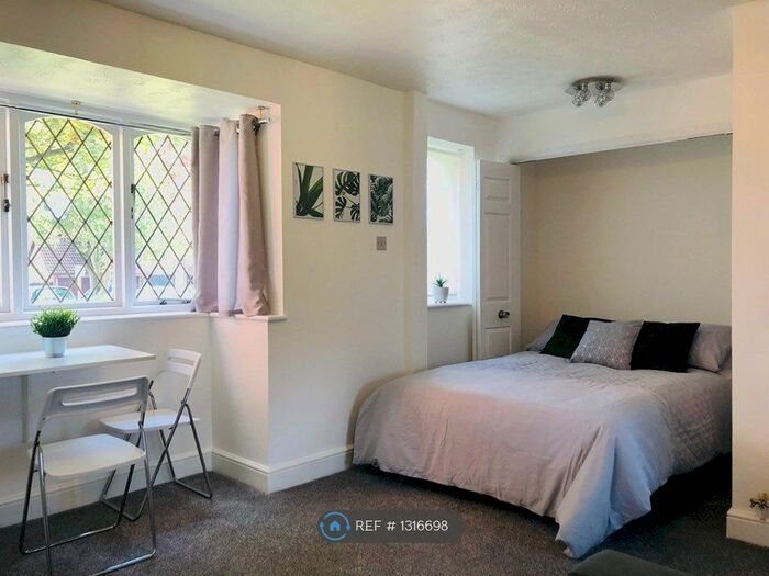 Studio To Rent In Ashmere Close, Calcot, Reading, RG31