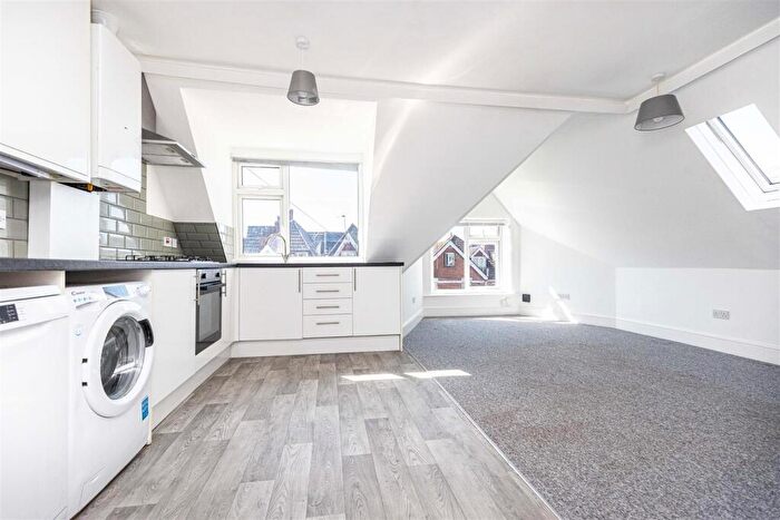 2 Bedroom Flat To Rent In Spacious And Bright Flat In Donoughmore Road, BH1