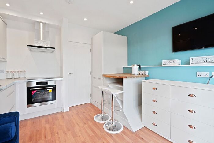 2 Bedroom Flat To Rent In High Street, Weybridge, KT13