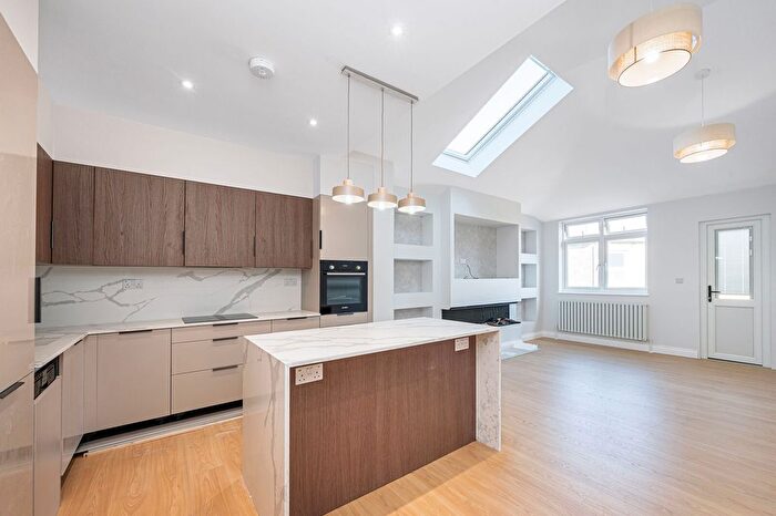 4 Bedroom Maisonette To Rent In Percy Road, London, North Finchley, London, N12