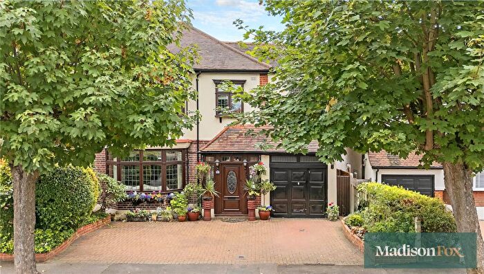 4 Bedroom Semi-Detached House For Sale In Sunnymede Drive, Clayhall, IG6