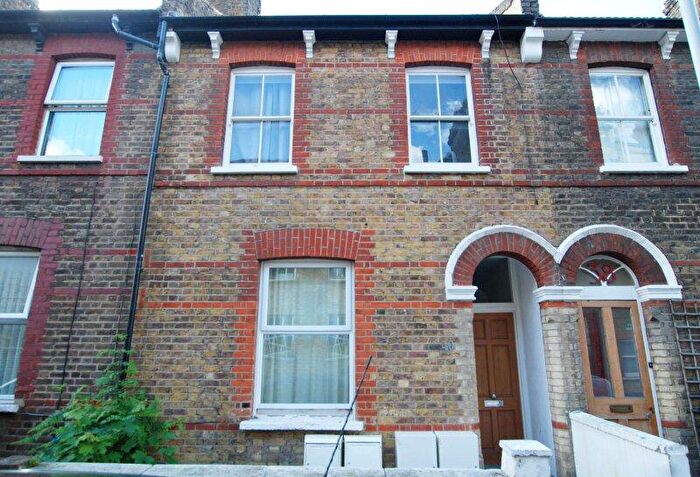 3 Bedroom Flat To Rent In Belfast Road, Stoke Newington, N16