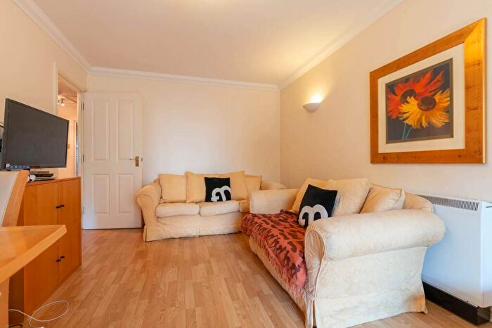 2 Bedroom Apartment To Rent In Balmoral Court, Scotland Street, B1