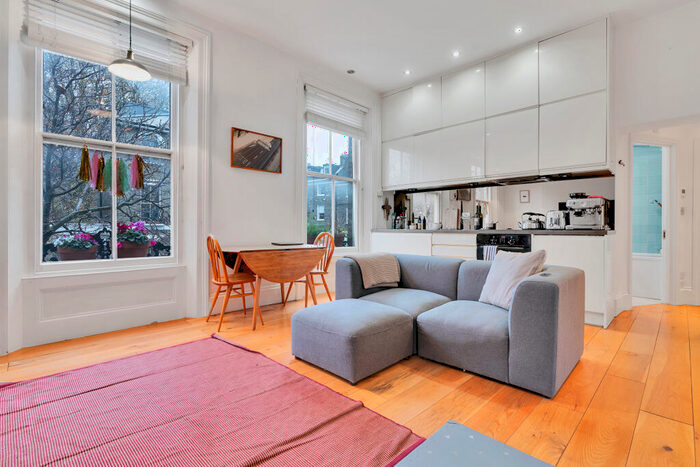 2 Bedroom Apartment To Rent In Richmond Crescent, Islington, London, N1