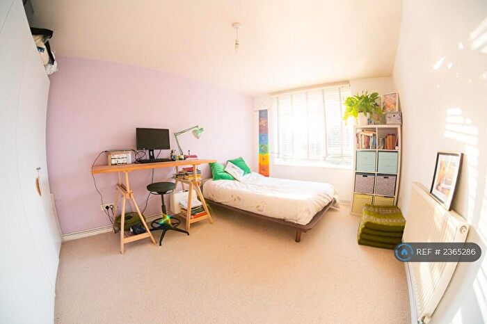 2 Bedroom Flat To Rent In Carlton Court, Southampton, SO15