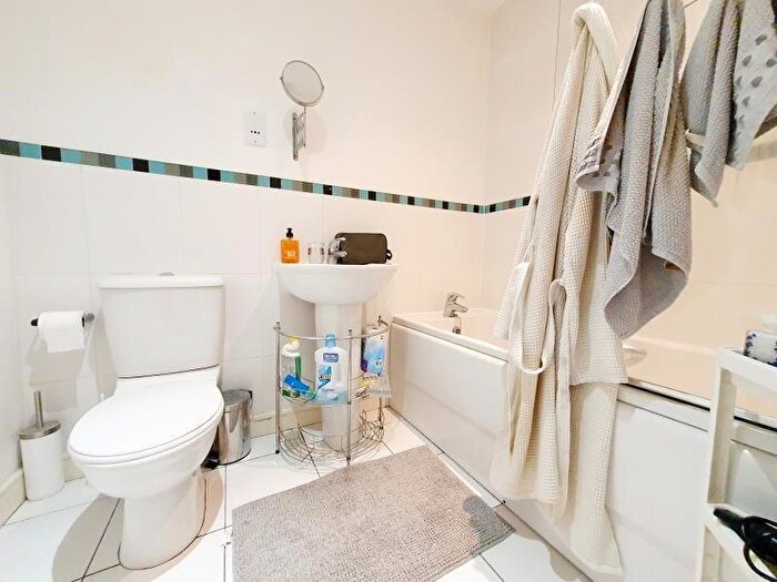 2 Bedroom Flat To Rent In Cornwood Lane, Shirley, Solihull, West Midlands, B90