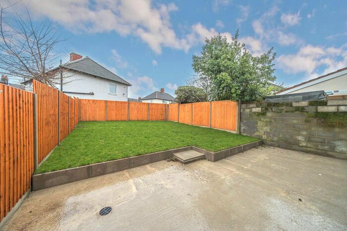 3 Bedroom Semi-Detached House To Rent In Leafy Oak Road, Grove Park, London, SE12