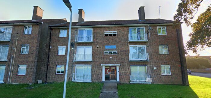 2 Bedroom Flat To Rent In Greenway, Hayes, UB4