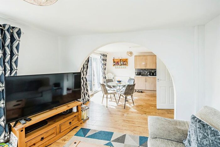 3 Bedroom End Of Terrace House For Sale In Dudley Crescent, Halifax, HX2