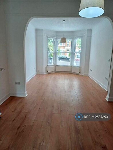 5 Bedroom Semi-Detached House To Rent In Wallwood Road, London, E11