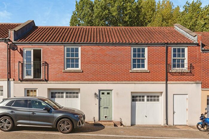 2 Bedroom Flat For Sale In Eveleigh Avenue, Bath, BA1