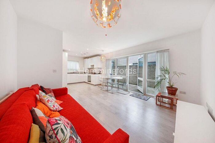 1 Bedroom Semi-Detached Bungalow To Rent In Tompion Street, London, EC1V