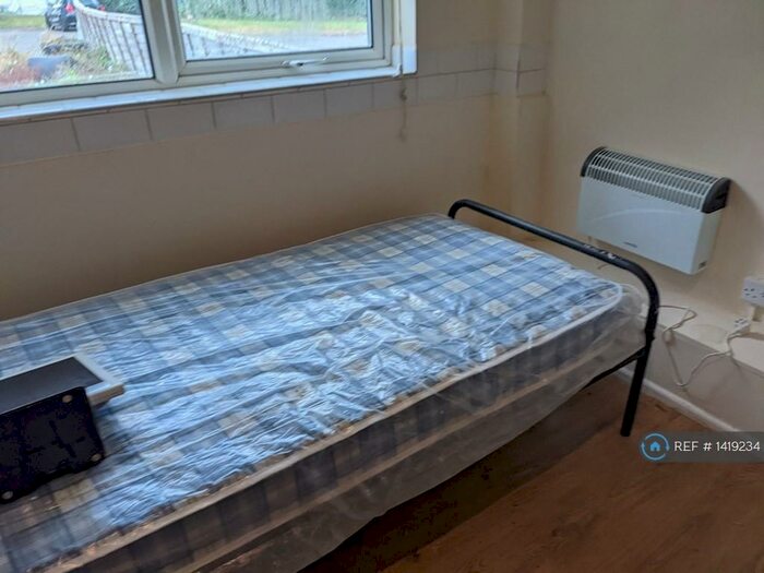 Studio To Rent In Beatrice Close, Pinner, HA5