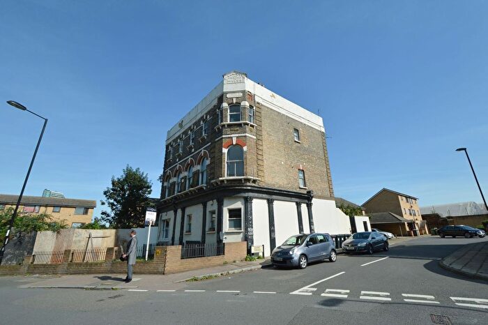 3 Bedroom Flat To Rent In Grove Street, London, SE8