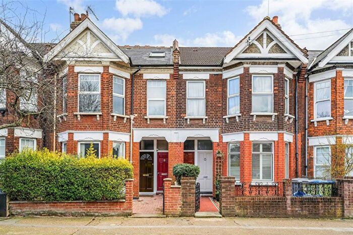 2 Bedroom Flat To Rent In Temple Road, Cricklewood, NW2
