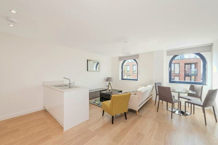 1 Bedroom Flat To Rent In Sheldon House, High Road, Finchley, N12