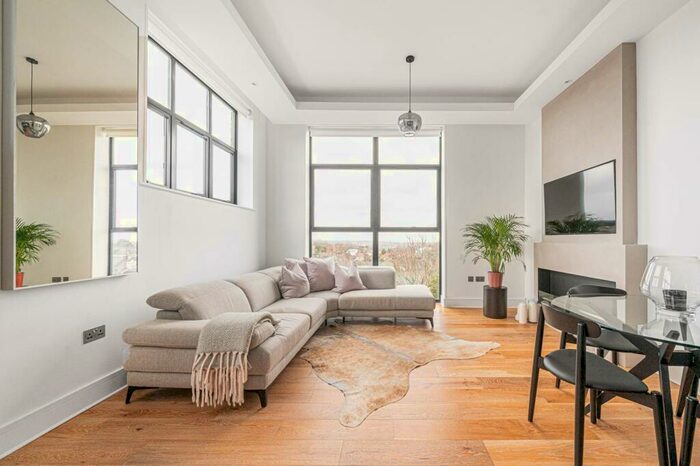 2 Bedroom Flat To Rent In High Road, North Finchley, London, N12