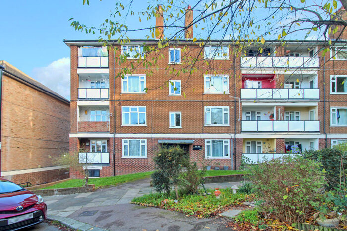 2 Bedroom Apartment To Rent In Commonwealth Way, London, SE2