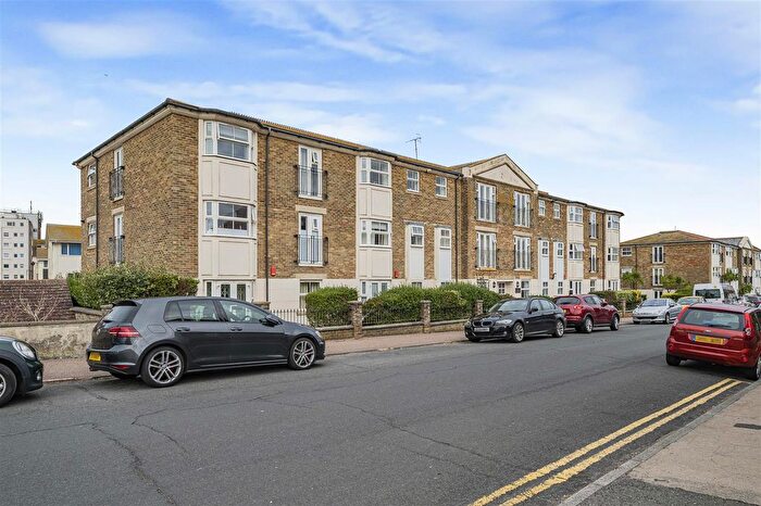 2 Bedroom Flat For Sale In The Causeway, Seaford, BN25