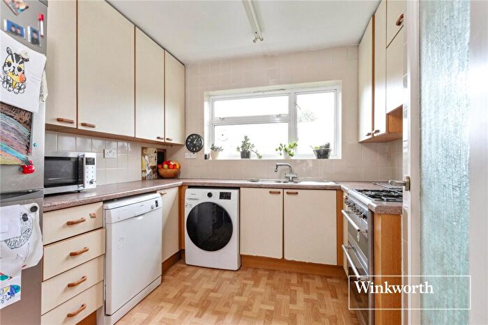 2 Bedroom Apartment For Sale In Temple Close, Finchley, London, N3