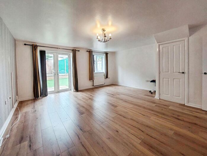 4 Bedroom Semi-Detached House To Rent In Leigh Road, Sittingbourne, Kent, ME10