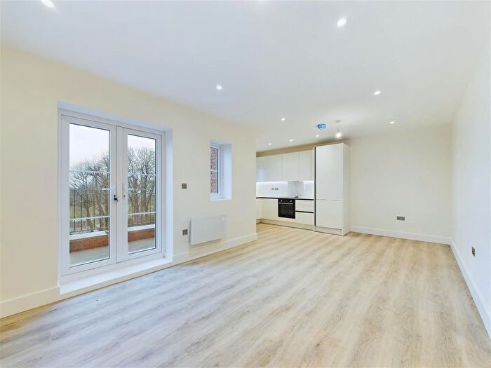 2 Bedroom Flat To Rent In Beechwood Grove, London, W3
