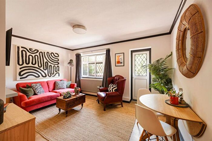 2 Bedroom Apartment For Sale In Rivenhall Gardens, South Woodford, E18