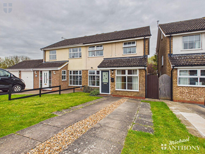 3 Bedroom Semi Detached House For Sale In Dalesford Road, Aylesbury, HP21