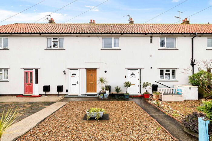 2 Bedroom Flat For Sale In Wakefield Way, Hythe, CT21