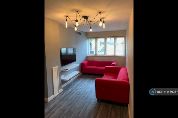 4 Bedroom Semi-Detached House To Rent In Radcliffe Mount, Nottingham, NG2