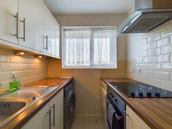 2 Bedroom Flat To Rent In Bramble Road, Southsea, PO4