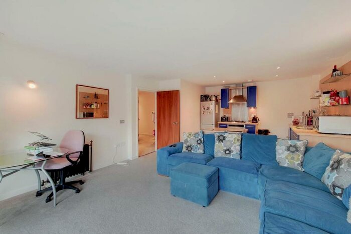 2 Bedroom Flat To Rent In Hopton Road, Woolwich, London, SE18