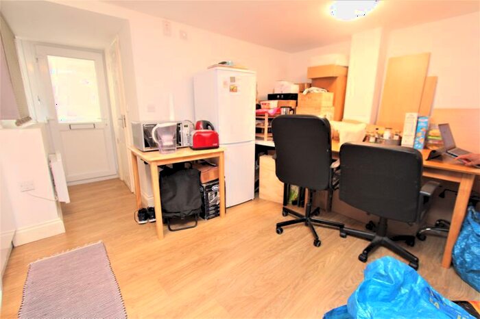 Studio To Rent In Summers Lane, London, N12