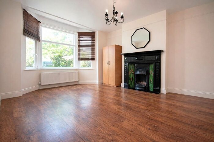 2 Bedroom Flat To Rent In Ewart Grove, Wood Green, N22