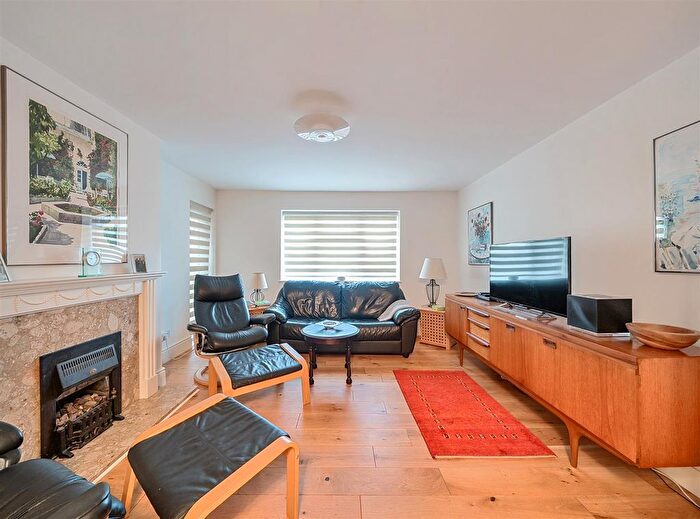 3 Bedroom Flat For Sale In St. Pauls Avenue, London, NW2