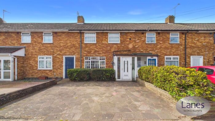 3 Bedroom Terraced House For Sale In Hillview Gardens, Cheshunt, Waltham Cross, EN8