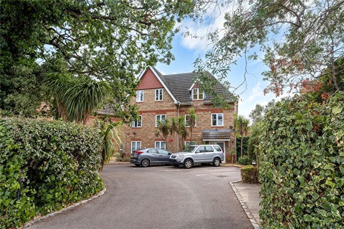 2 Bedroom Flat For Sale In Oakdene Court, Hampton, TW12